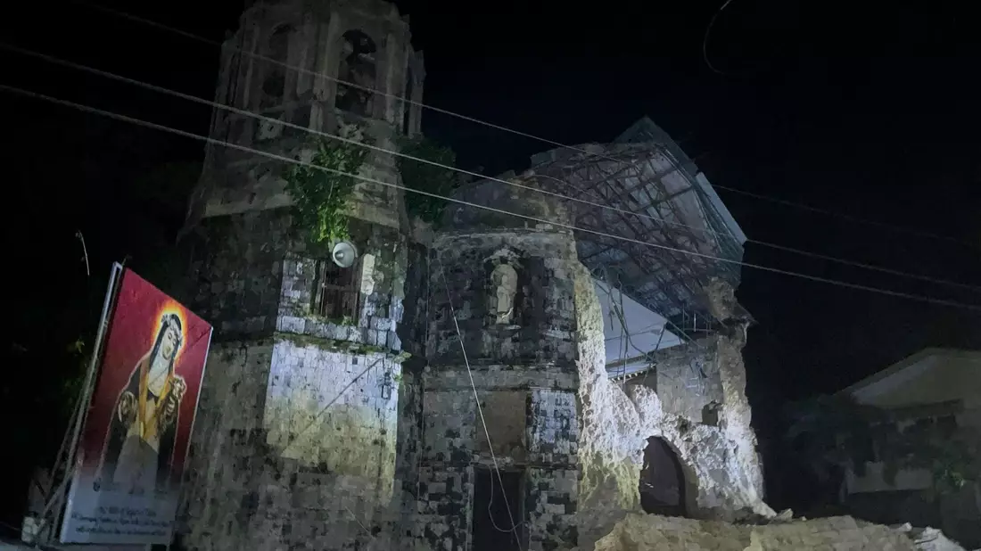 Bei dem Erdbeben wurde auch eine Kirche beschädigt. - Bild: Stringer/XinHua/dpa