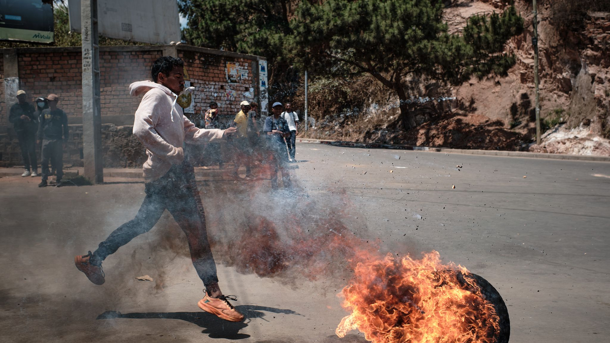 Die Gen Z-Bewegung und viele Einwohner der Stadt Antananarivo prangern die wiederkehrenden Wasser- und Stromausfälle sowie die Misswirtschaft der Regierung an. - Foto: Iako Randrianarivelo/ZUMA Press Wire/dpa