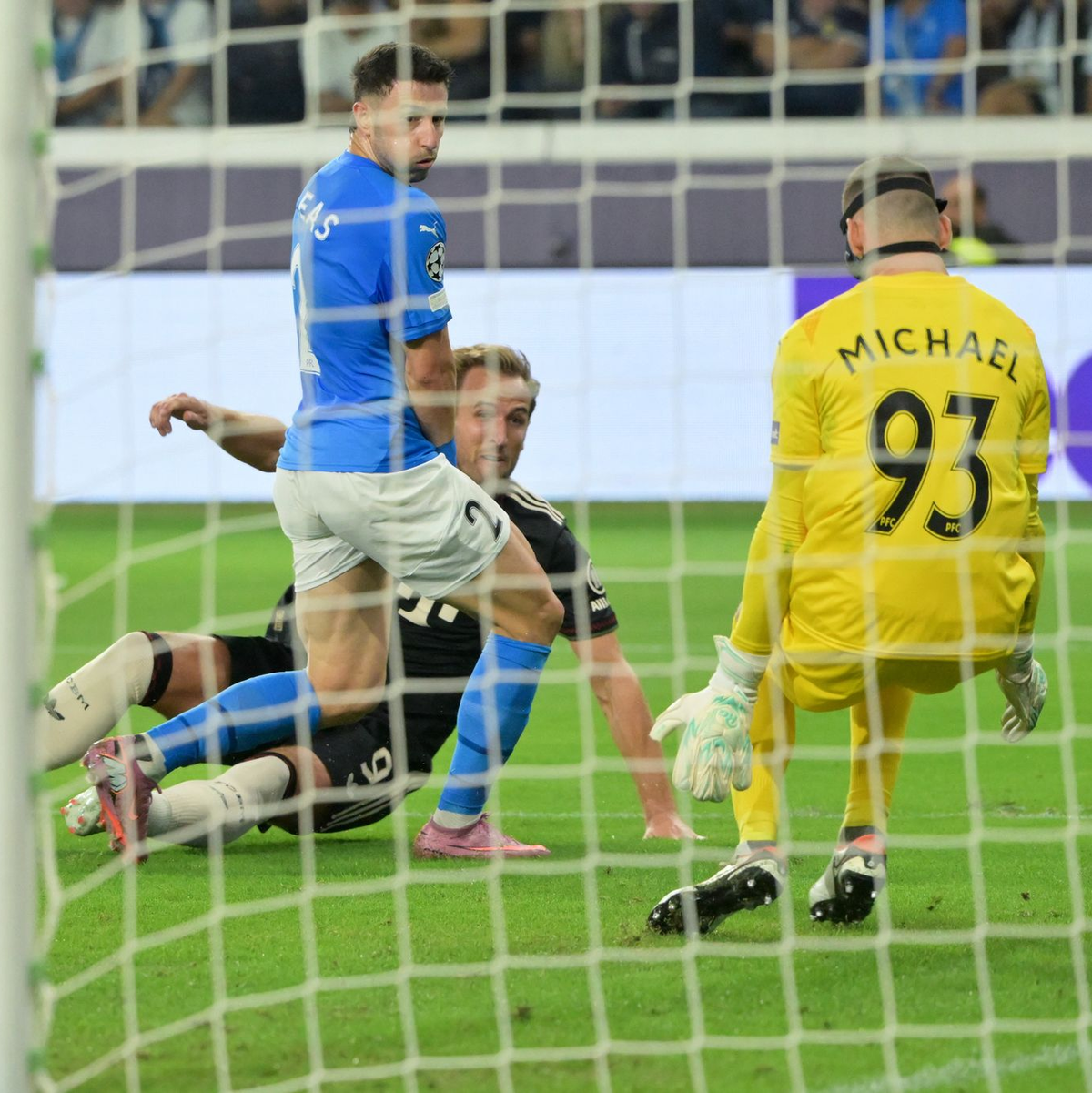 Ein Mann ist nicht zu stoppen: Harry Kane eilt von Tor zu Tor, hier bei seinem famosen Sololauf beim 5:1 der Bayern gegen den FC Pafos.  - Foto: Peter Kneffel/dpa