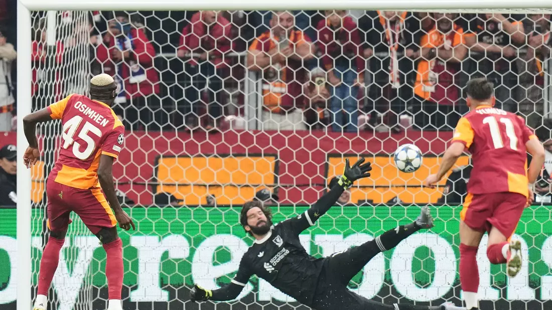 Victor Osimhen sorgte für die Führung von Galatasaray gegen Liverpool. - Bild: Francisco Seco/AP/dpa