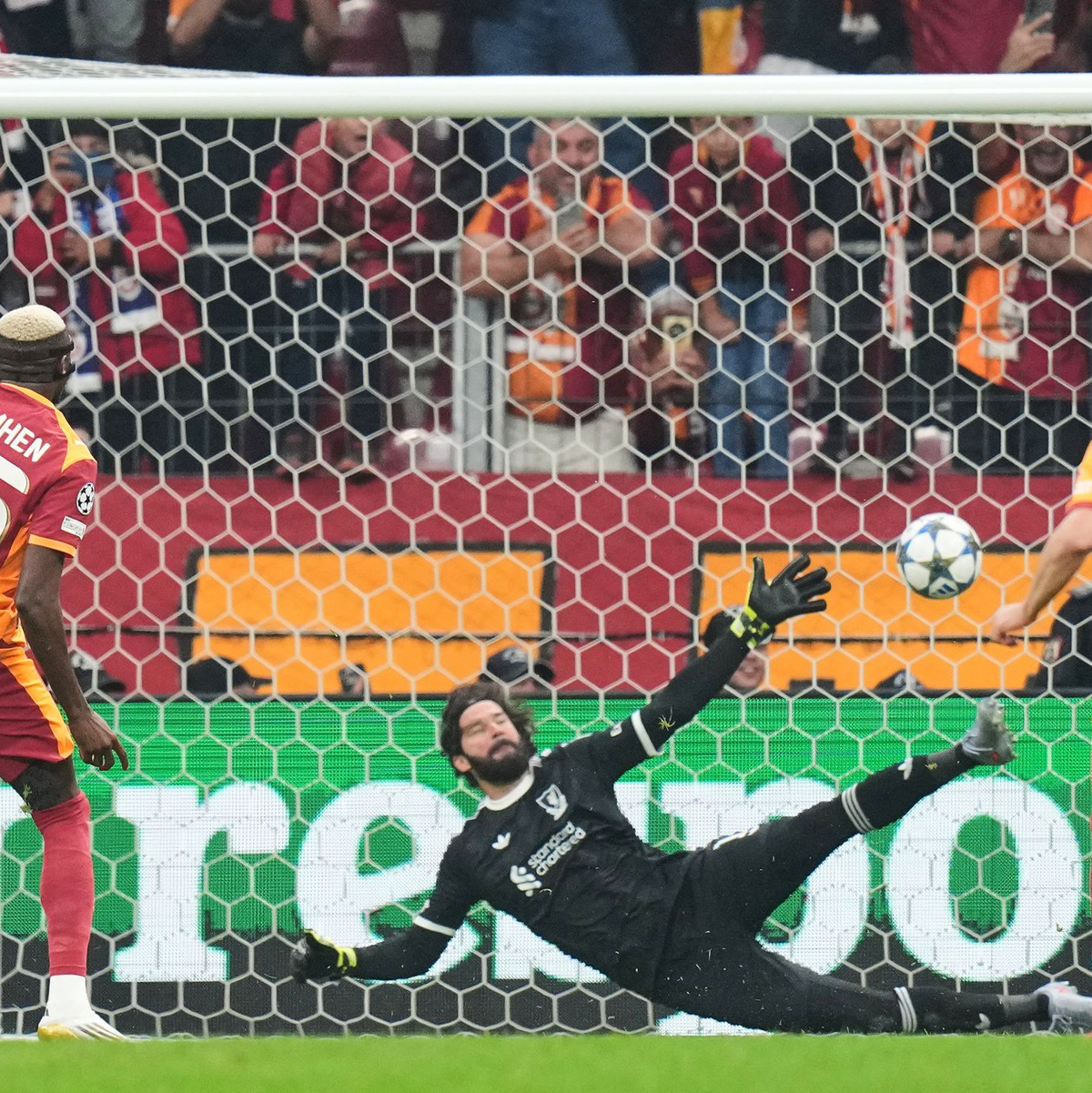 Victor Osimhen sorgte für die Führung von Galatasaray gegen Liverpool. - Foto: Francisco Seco/AP/dpa