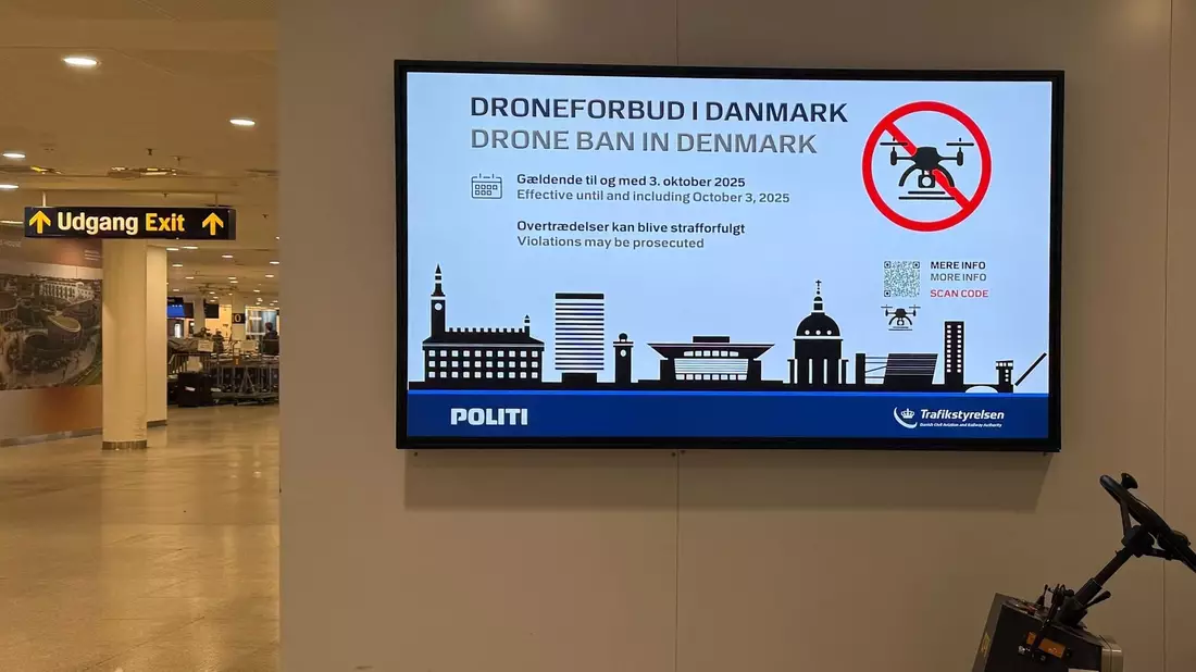 Info am Flughafen in Kopenhagen: In Dänemark sind Drohnenflüge wegen der Gipfel bis zum 3. Oktober verboten. - Bild: Ansgar Haase/dpa
