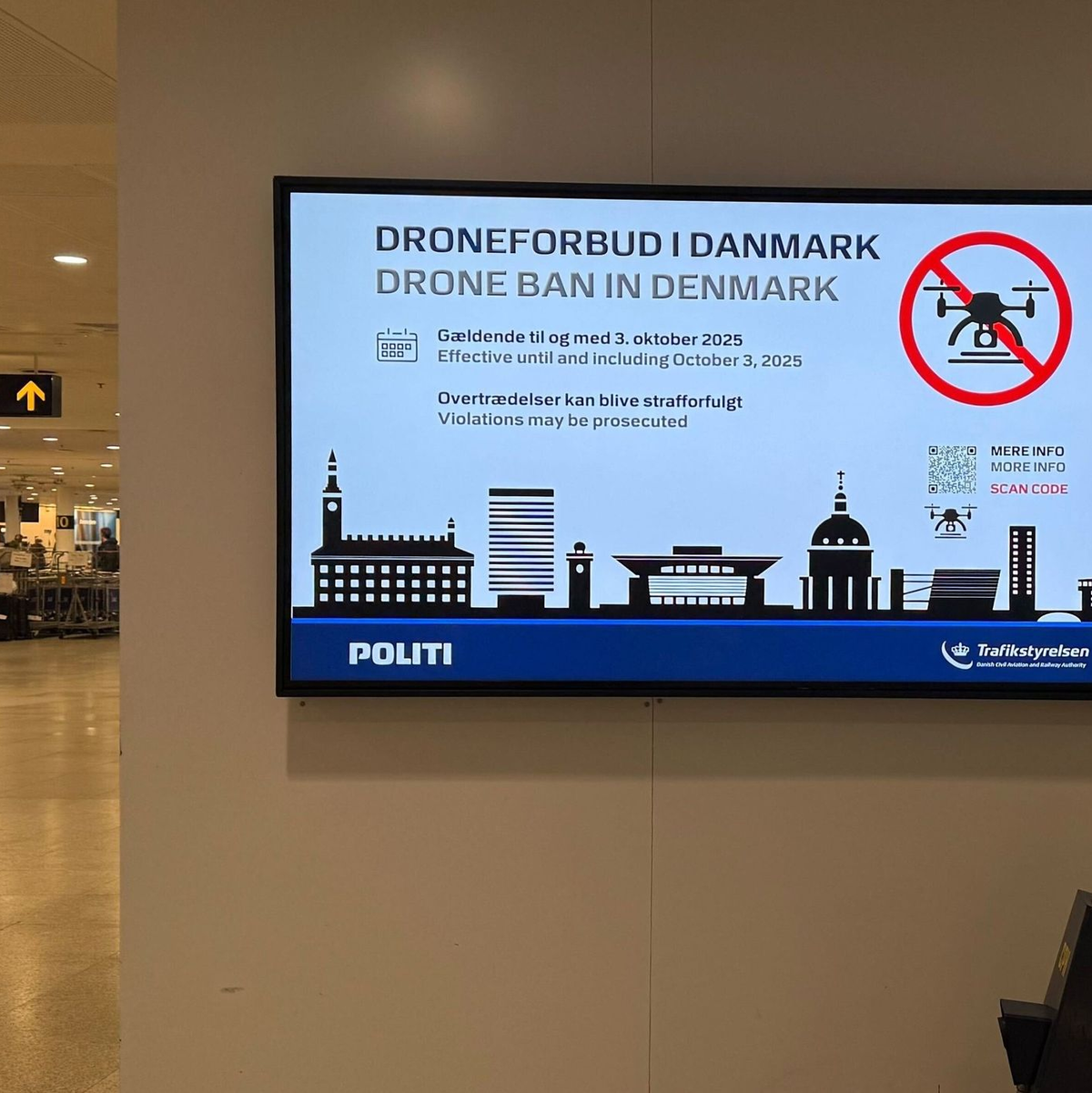 Info am Flughafen in Kopenhagen: In Dänemark sind Drohnenflüge wegen der Gipfel bis zum 3. Oktober verboten. - Foto: Ansgar Haase/dpa