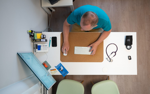 Ärztinnen und Ärzte sind jetzt verpflichtet, Daten in die E-Akten zu laden. (Archivbild)   - Foto: Sebastian Kahnert/dpa