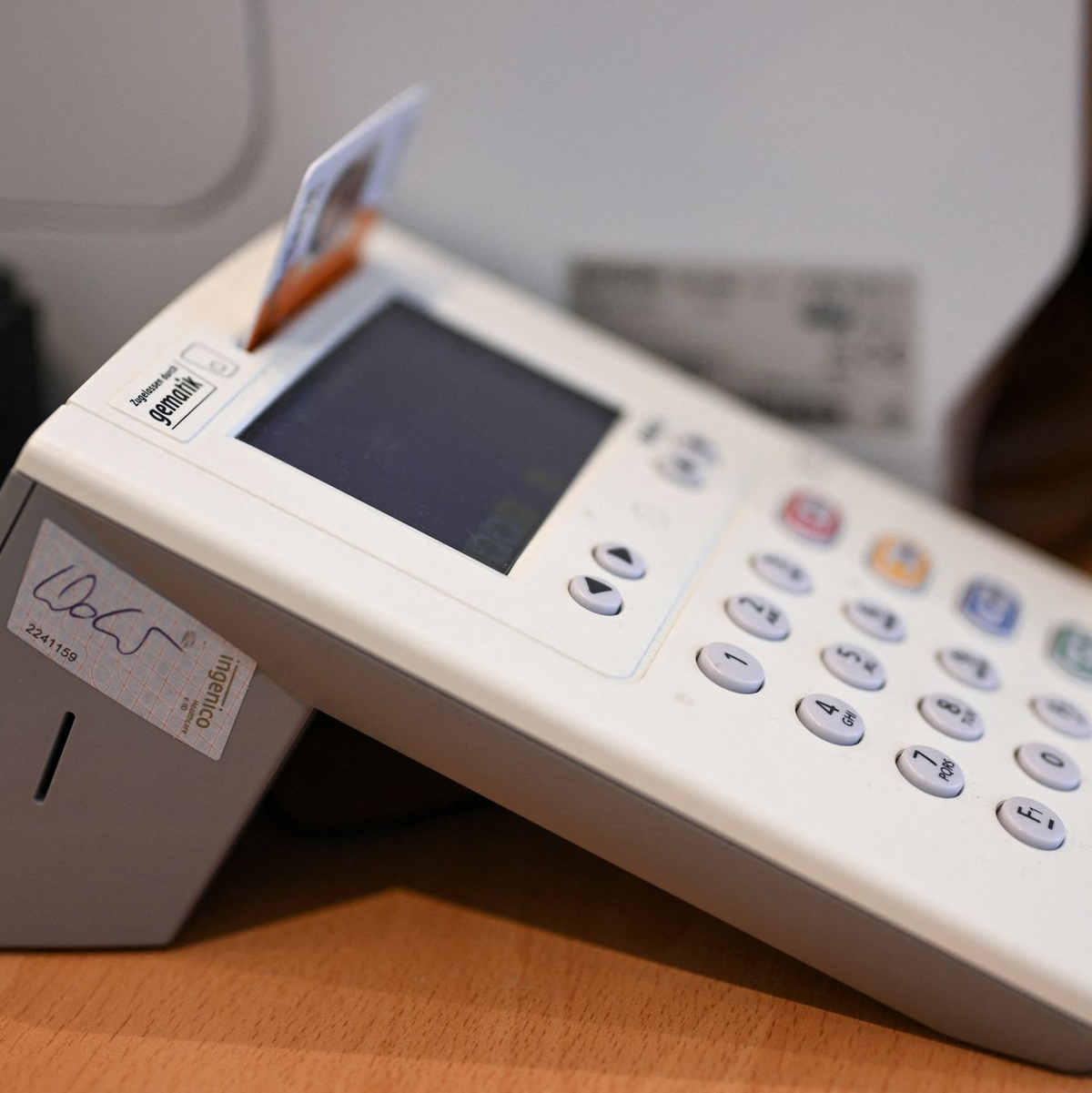 Mit dem Einstecken der Versichertenkarte wird ein Zugriffsrecht auf die E-Akte gegeben. (Archivbild)  - Foto: Annegret Hilse/Reuters/Pool/dpa