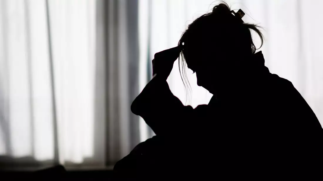 Nur noch 40 Prozent der Menschen in Deutschland haben einer Umfrage zufolge positive Erwartungen für die eigene Zukunft. (Symbolbild) - Bild: Julian Stratenschulte/dpa/dpa-tmn