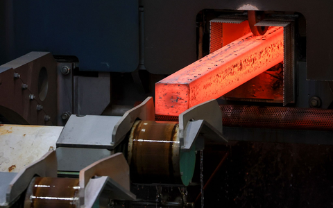 Die deutsche Stahlindustrie leidet unter der Krise in Abnehmerbranchen, vor allem der Autoindustrie. (Archivbild) - Foto: Jan Woitas/dpa