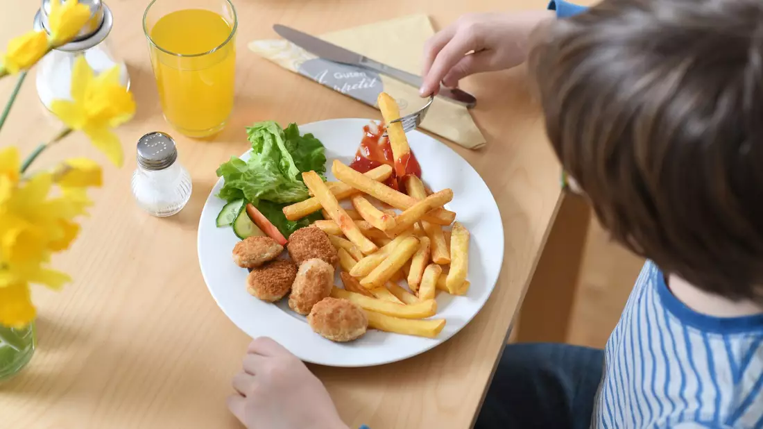 Jedes zehnte Kind im Alter von vier Jahren in Großbritannien leidet an Fettleibigkeit. (Symbolbild) - Bild: Tobias Hase/dpa/dpa-tmn