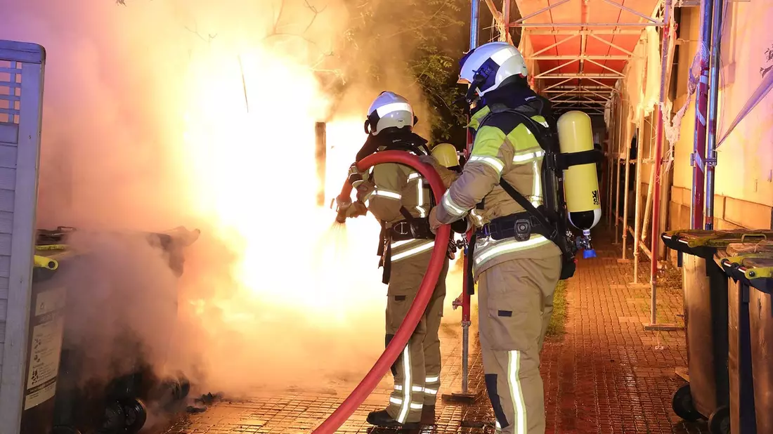 FW Dresden: Mehrere Brände von Abfallbehältern in Dresden - Feuerwehr mehrfach im Einsatz - Bild: presseportal.de