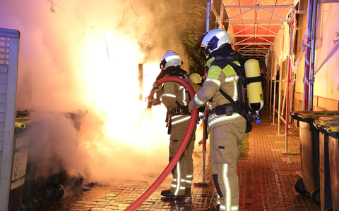 FW Dresden: Mehrere Brände von Abfallbehältern in Dresden - Feuerwehr mehrfach im Einsatz - Foto: presseportal.de
