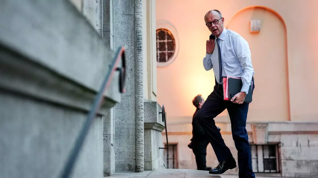 Merz, Vizekanzler Klingbeil und Innenminister Dobrindt traten gemeinsam vor die Presse. - Bild: Kay Nietfeld/dpa
