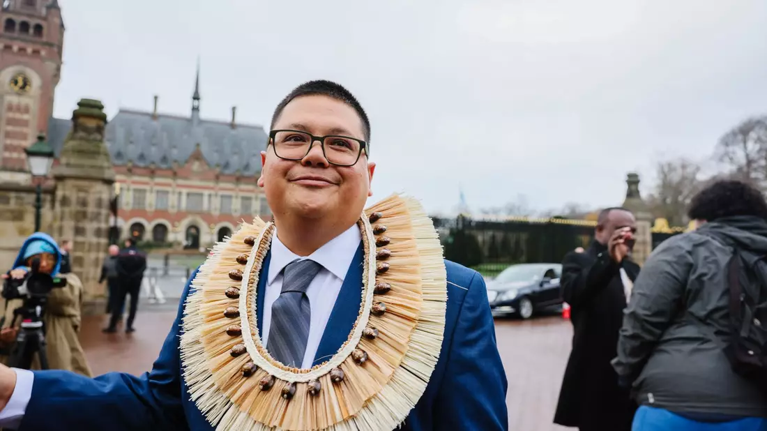 Julian Aguon, hier vor dem Sitz des Internationalen Gerichtshof in Den Haag. - Bild: Camarin D. Egurrola/Right Livelihood/dpa
