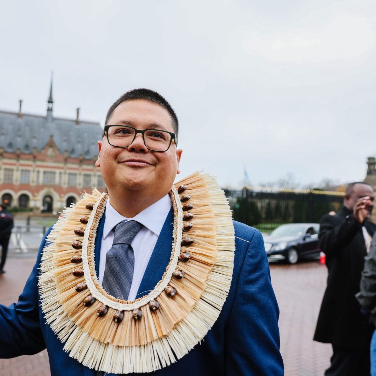 Julian Aguon, hier vor dem Sitz des Internationalen Gerichtshof in Den Haag. - Foto: Camarin D. Egurrola/Right Livelihood/dpa
