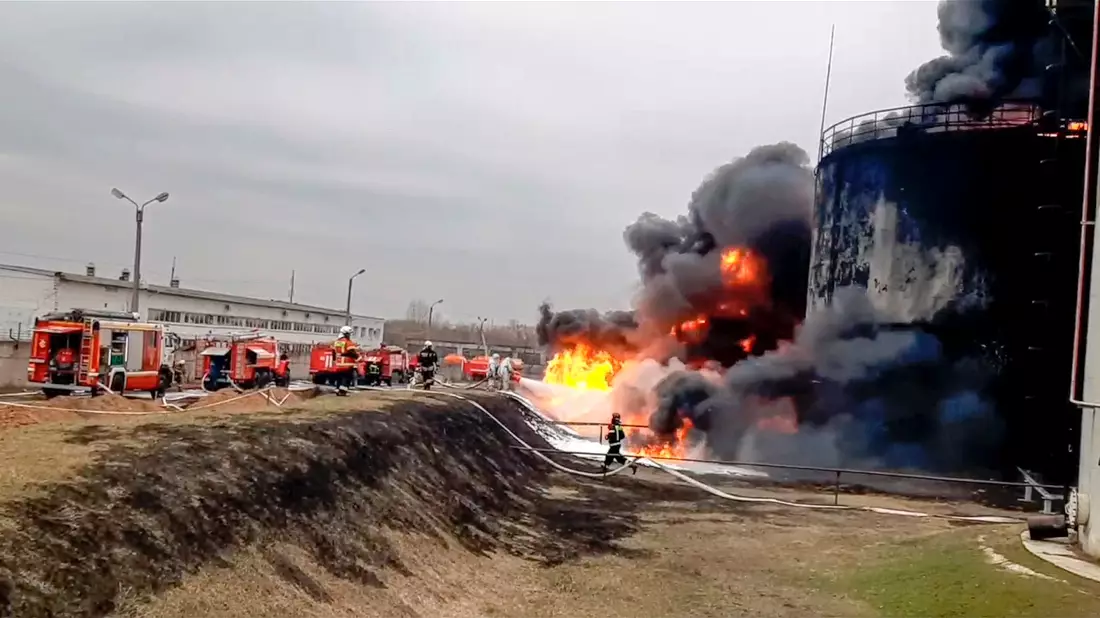 Die Feuerwehr löscht ein in  Brand geratenes Öldepot in Russland. (Archivbild) - Bild: Uncredited/Russian Emergency Ministry Press Service/AP/dpa