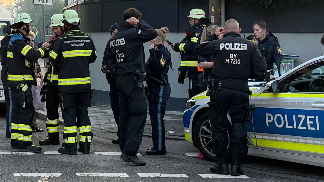 Mehrere Wagen gingen in Flammen auf. - Bild: Roland Freund/dpa