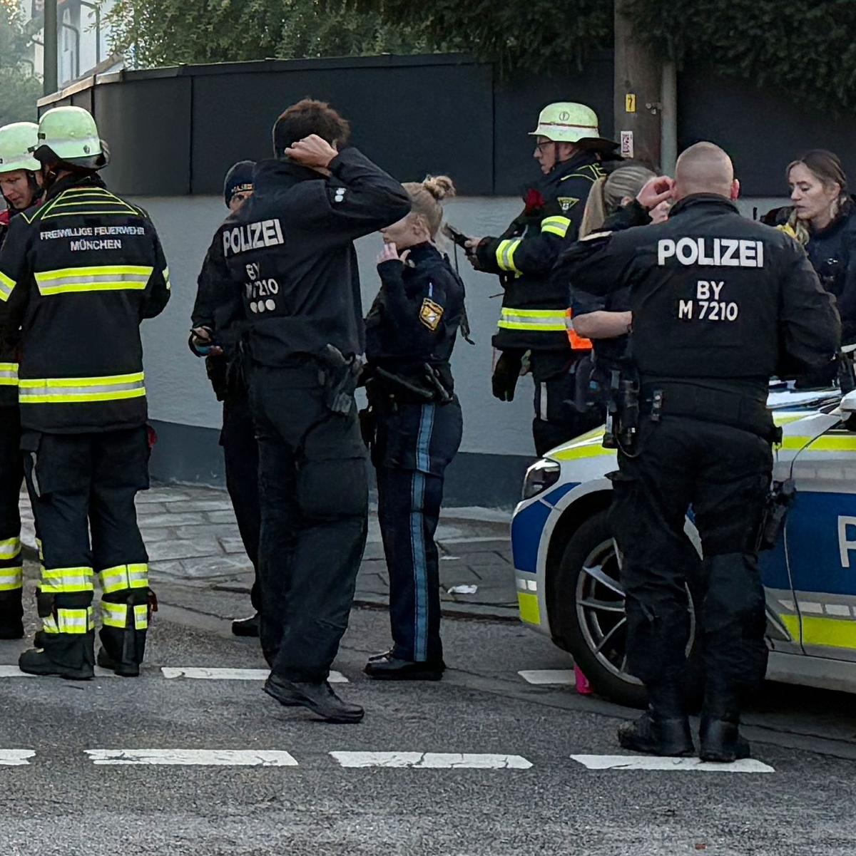Feuerwehrleute im Münchner Stadteil Lerchenau. - Foto: Roland Freund/dpa