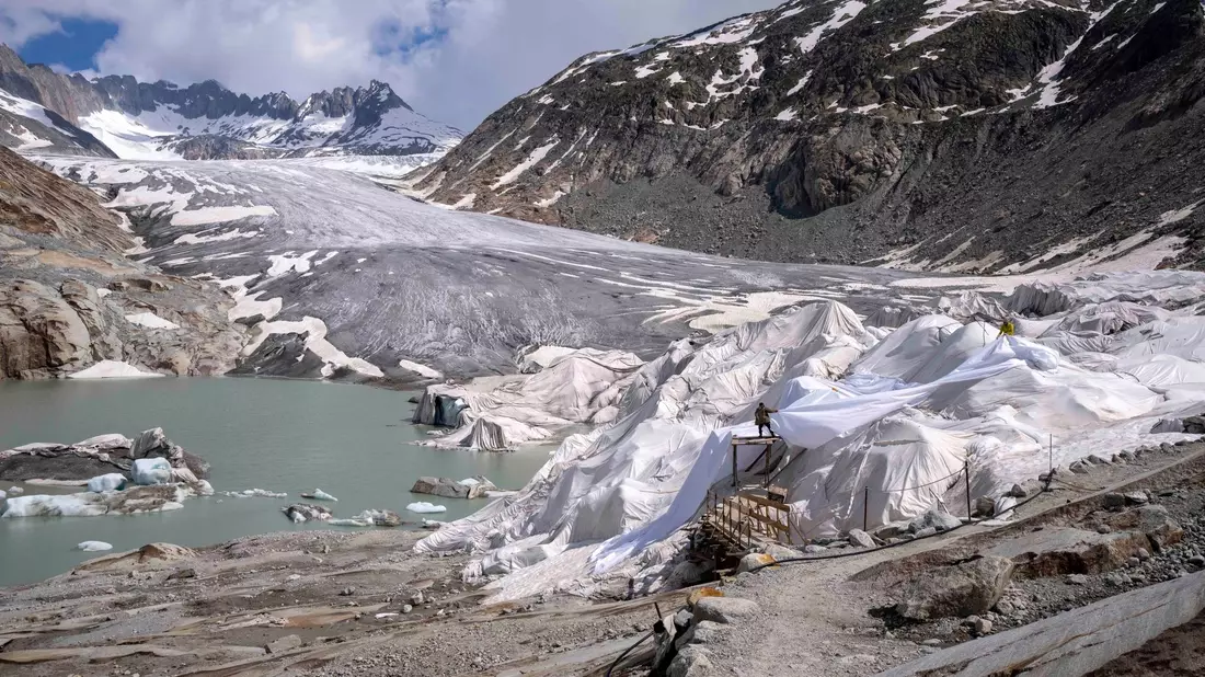 Die Schweizer Gletscher haben innerhalb von zehn Jahren ein Viertel ihrer Eismasse verloren (Archivbild) - Bild: Matthias Schrader/AP