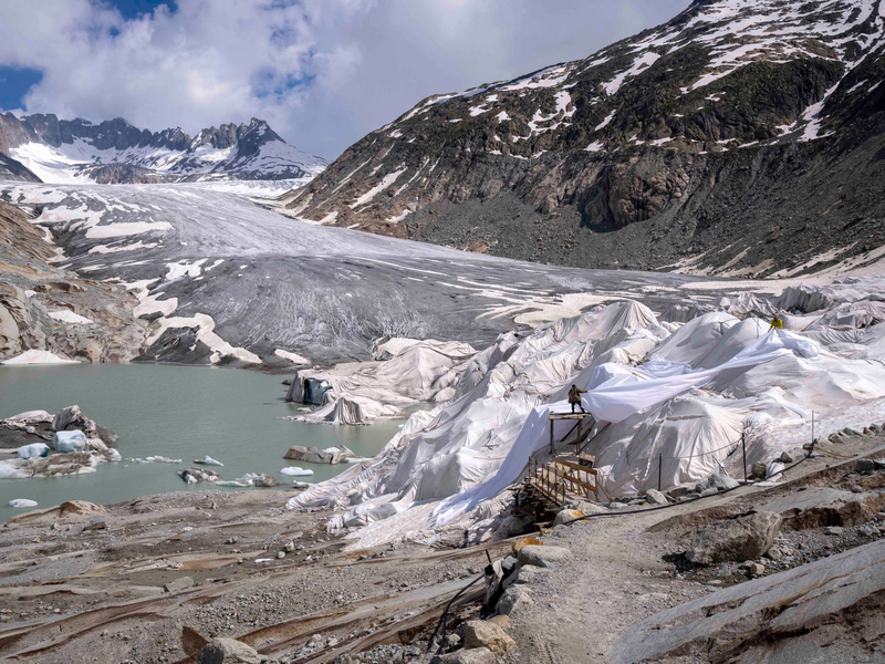 Die Schweizer Gletscher haben innerhalb von zehn Jahren ein Viertel ihrer Eismasse verloren (Archivbild) - Foto: Matthias Schrader/AP