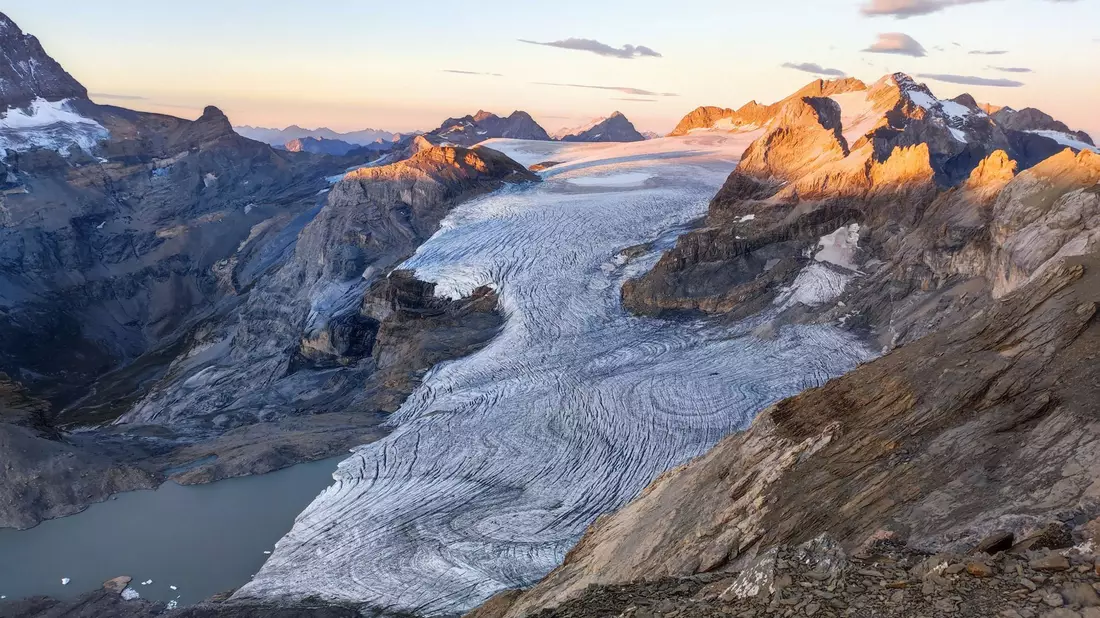 Der Gletscher Claridenfirn im Schweizer Kanton Glarus war im September 2025 komplett schneefrei. - Bild: Matthias Huss/Glamos Gletschermessnetz/Akademie der Naturwissenschaften Schweiz (SCNAT)/dpa