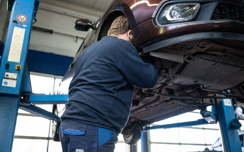 Reparaturen und Wartungen von Autos sind in den vergangenen Jahren deutlich teurer geworden. (Archivbild) - Foto: Hannes P. Albert/dpa