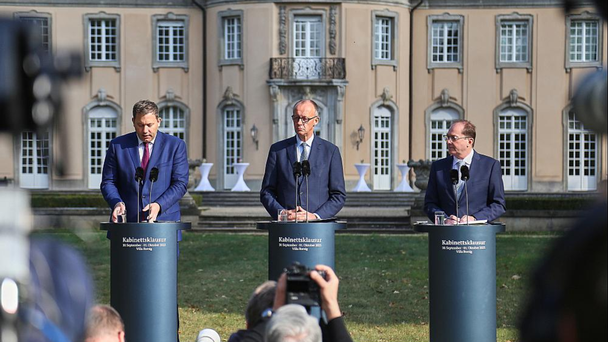 Klingbeil, Merz, Dobrindt bei Kabinettsklausur in der Villa Borsig am 01.10.2025 - Foto: über dts Nachrichtenagentur