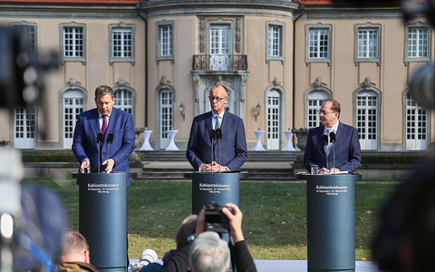 Klingbeil, Merz, Dobrindt bei Kabinettsklausur in der Villa Borsig am 01.10.2025 - Foto: über dts Nachrichtenagentur