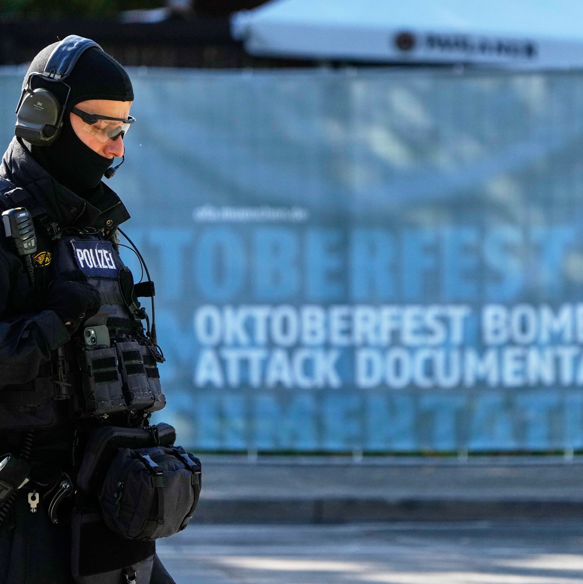 Das Gelände wird abgesucht. - Foto: Matthias Schrader/AP/dpa