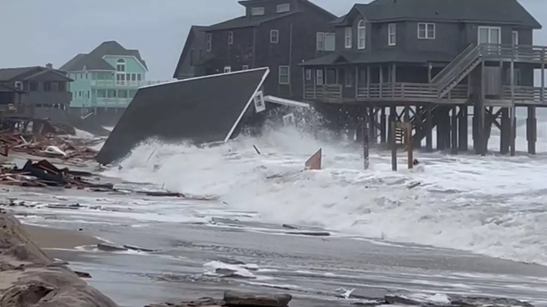 Vor der Küste des Bundesstaates North Carolina stürzten bei hoher Brandung fünf unbewohnte Häuser ins Meer. - Bild: Heather Jennette/Heather Jennette/AP/dpa
