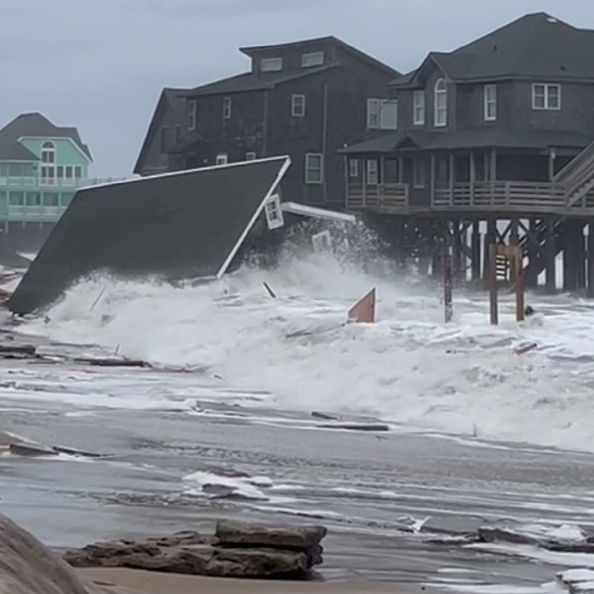 Vor der Küste des Bundesstaates North Carolina stürzten bei hoher Brandung fünf unbewohnte Häuser ins Meer. - Foto: Heather Jennette/Heather Jennette/AP/dpa