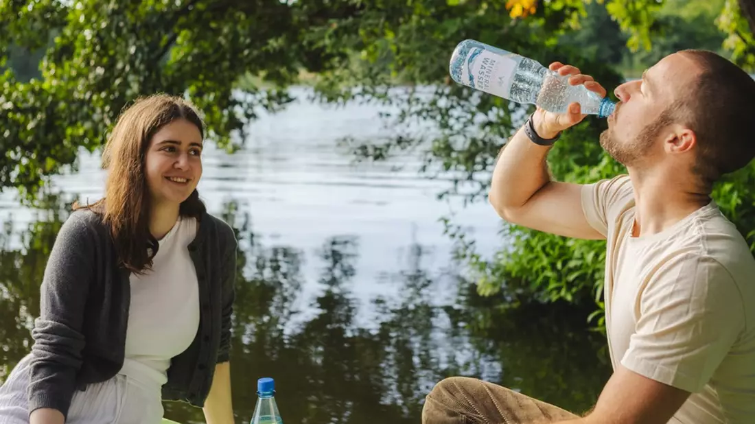 Was trinkt Deutschland am liebsten? Natürliches Mineralwasser! - Bild: presseportal.de