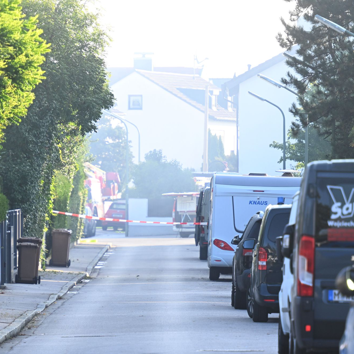 Ein Transporter brannte ebenfalls.  - Foto: Felix Hörhager/dpa