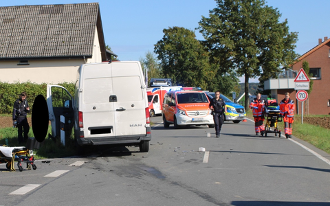 POL-MI: Zwei Fahrzeuge kollidieren im Kreuzungsbereich - ein Schwerverletzter - Foto: presseportal.de