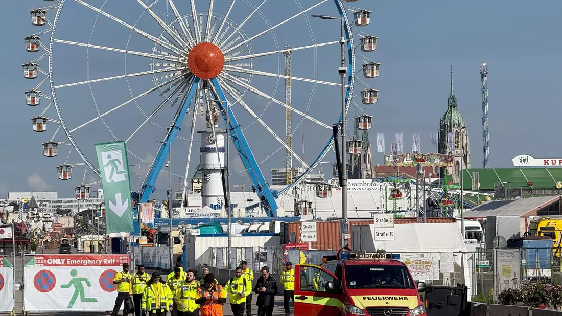 Lange blieb das Oktoberfest wegen einer Bombendrohung geschlossen - ab 17.30 Uhr geht es wieder weiter.   - Bild: Christof Rührmair/dpa