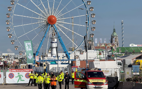 Lange blieb das Oktoberfest wegen einer Bombendrohung geschlossen - ab 17.30 Uhr geht es wieder weiter.   - Foto: Christof Rührmair/dpa