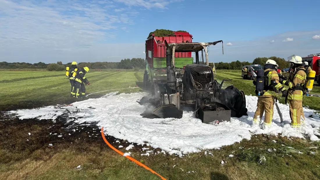 POL-CUX: Brand eines Ackerschleppers (Foto im Anhang) - Bild: presseportal.de