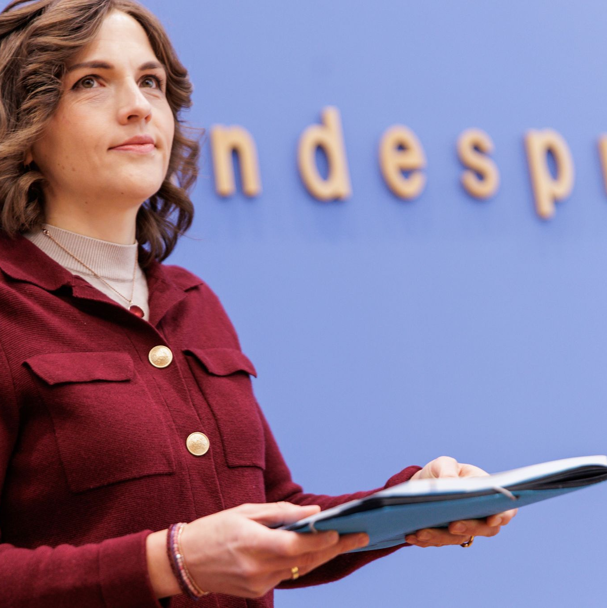 In dem Bericht kommen junge Autoren zu Wort, die nach der Vereinigung aufgewachsen sind. - Foto: Carsten Koall/dpa