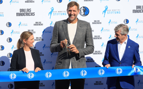 Dirk Nowitzki spielte mit den Kindern Basketball. - Foto: Karl-Josef Hildenbrand/dpa