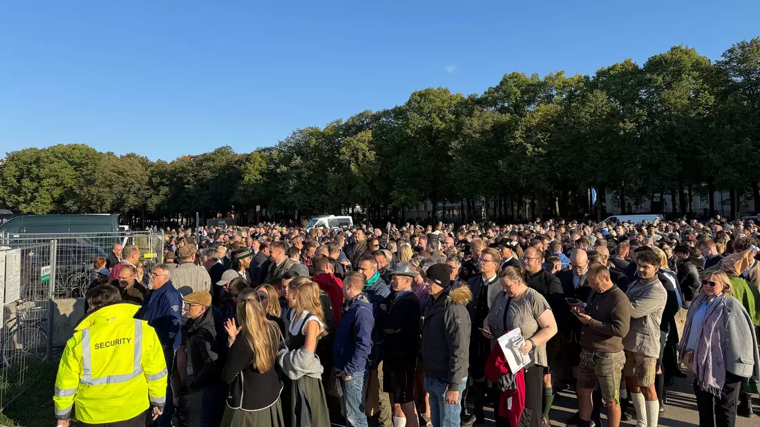 Die Wiesn war stundenlang gesperrt. - Bild: Christof Rührmair/dpa