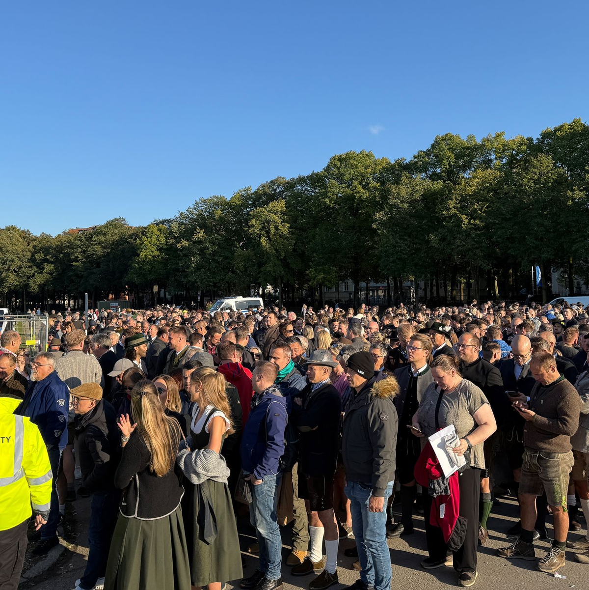 Die Wiesn war stundenlang gesperrt. - Foto: Christof Rührmair/dpa