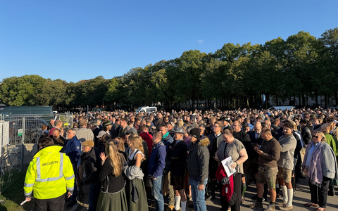 Die Wiesn war stundenlang gesperrt. - Foto: Christof Rührmair/dpa