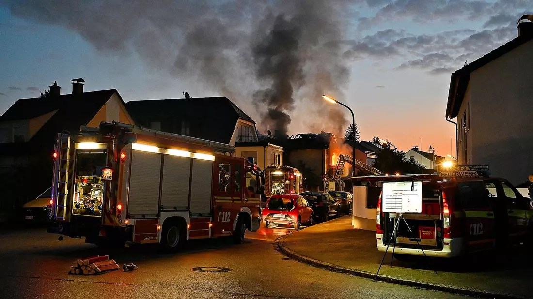 Das Haus brannte komplett ab. - Bild: Bronnhuber/Feuerwehr München/dpa