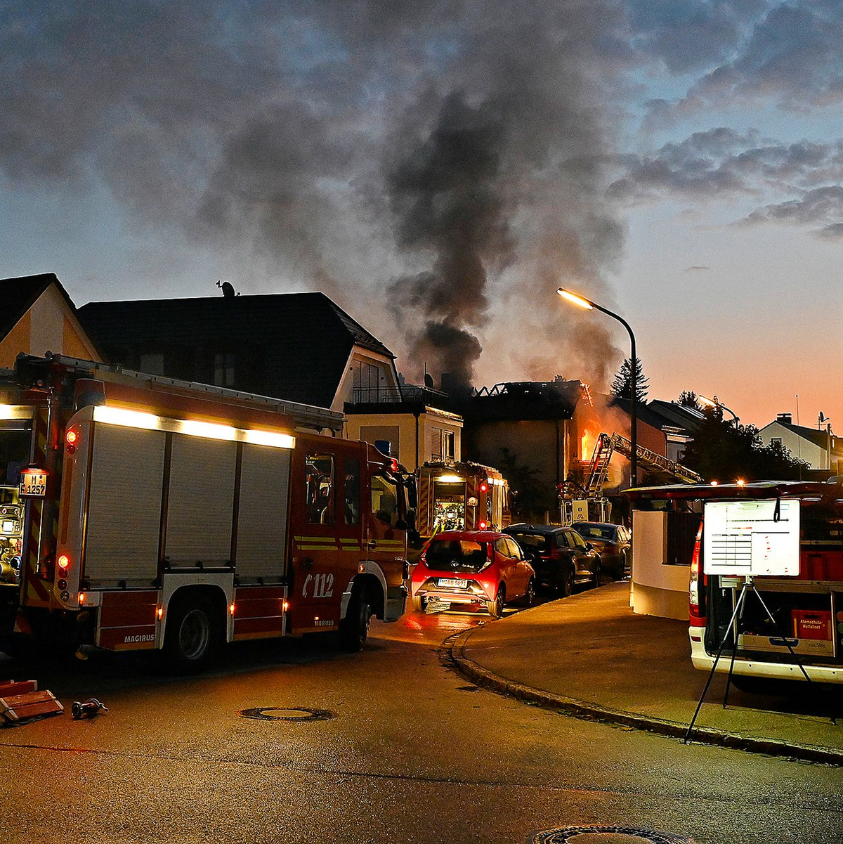 Das Haus brannte komplett ab. - Foto: Bronnhuber/Feuerwehr München/dpa