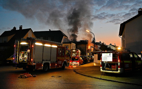 Das Haus brannte komplett ab. - Foto: Bronnhuber/Feuerwehr München/dpa