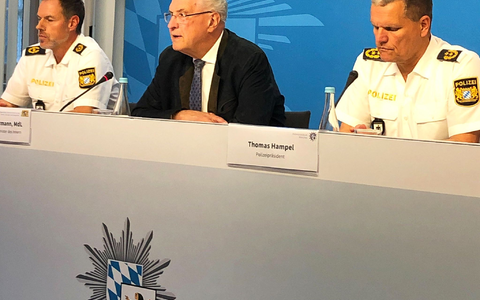 Die Ermittler sehen das Motiv des Täters bisher im familiären Bereich.  - Foto: Regina Wank/dpa
