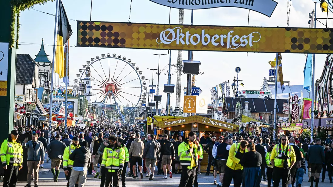 Die Wiesn wurde am Abend wieder geöffnet. - Bild: Jason Tschepljakow/dpa