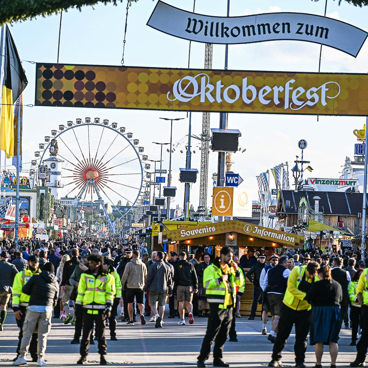 Die Wiesn wurde am Abend wieder geöffnet. - Foto: Jason Tschepljakow/dpa