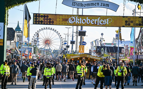 Die Wiesn wurde am Abend wieder geöffnet. - Foto: Jason Tschepljakow/dpa