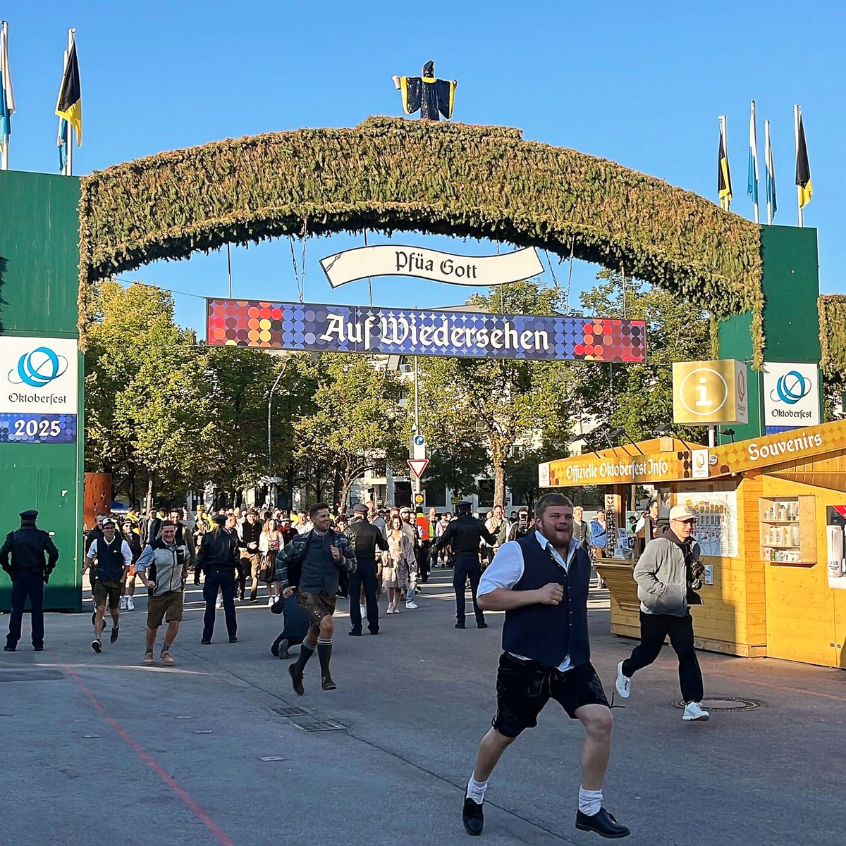 Die Besucher strömten in Richtung der Zelte. - Foto: Christoph Trost/dpa
