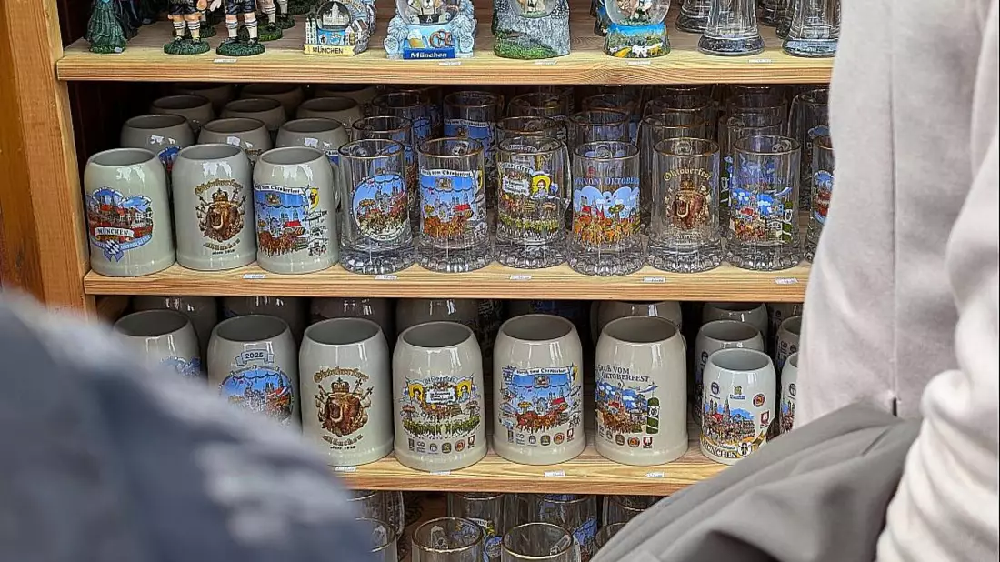Bierkrüge auf dem Oktoberfest (Archiv) - Bild: über dts Nachrichtenagentur