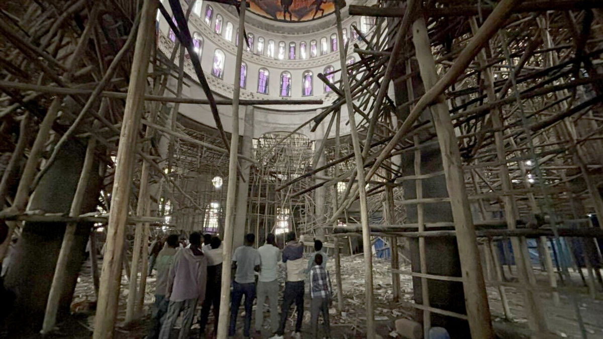 Rettungskräfte waren bis in den späten Abend im Einsatz.  - Foto: Samuel Getachew/dpa